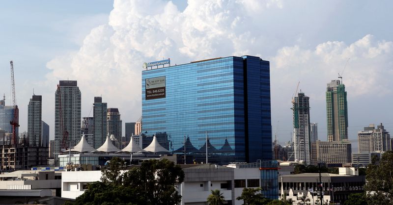 &copy; Reuters. Immeuble occupé par Teleperformance dans le quartier financier de Makati à Manille. /Photo prise le 3 mai 2013/REUTERS/Erik De Castro