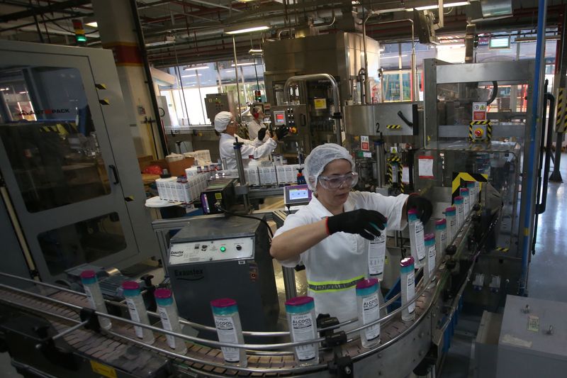 © Reuters. Produção de álcool gel em São Paulo
03/04/2020
REUTERS/Rahel Patrasso