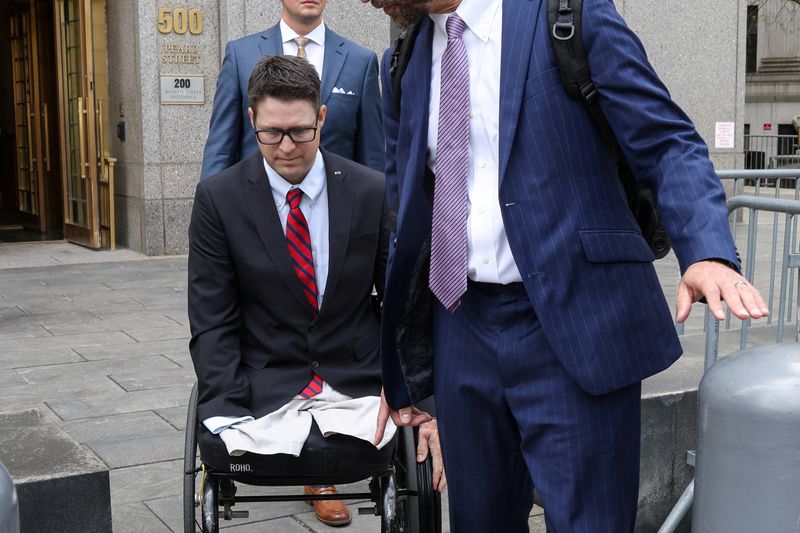 © Reuters. U.S. Air Force veteran Brian Kolfage, an ex-associate of Donald Trump's former adviser Steve Bannon, leaves his sentencing in New York City, U.S., April 26, 2023. REUTERS/Shannon Stapleton