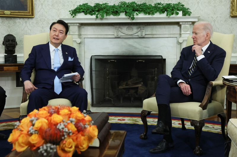 © Reuters. بايدن خلال اجتماع مع رئيس كوريا  الجنوبية يون سوك يول في البيت الأبيض بواشنطن يوم 26 أبريل نيسان 2023. تصوير: ليا ميليس - رويترز. 