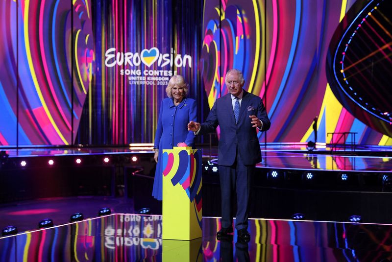 &copy; Reuters. العاهل البريطاني الملك تشارلز وزوجته كاميلا على مسرح يستضيف مسابقة الأغنية الأوروبية (يوروفيجن) لعام 2023 في ليفربول يوم الاربعاء. صورة من مم