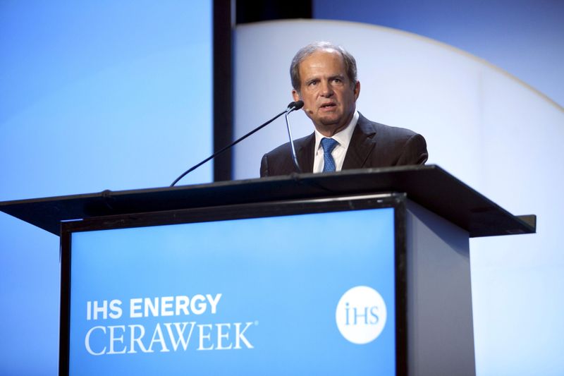 &copy; Reuters. FILE PHOTO: Scott Sheffield, CEO of Pioneer Resources, speaks during the IHS CERAWeek 2015 energy conference in Houston, Texas April 21, 2015.  REUTERS/Daniel Kramer/File Photo