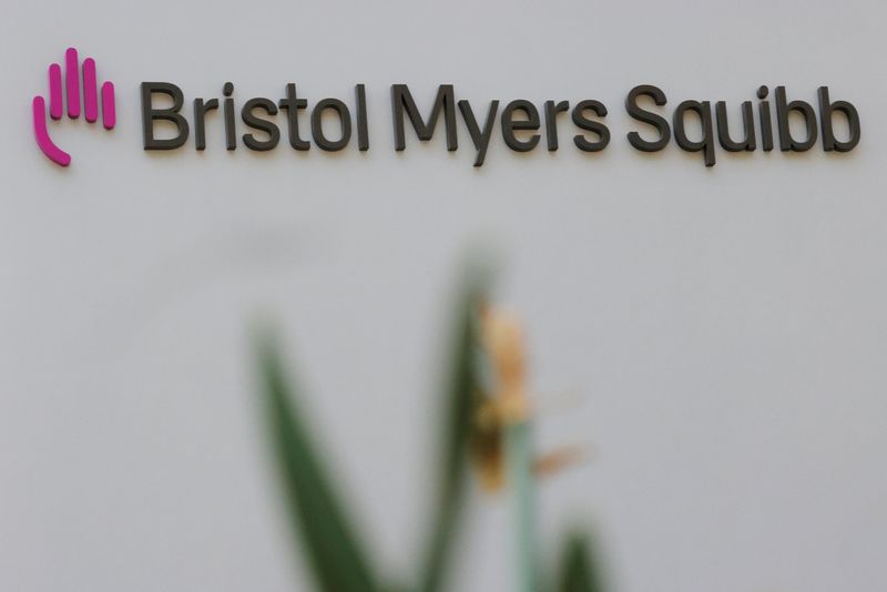 &copy; Reuters. FILE PHOTO: A sign stands outside a Bristol Myers Squibb facility in Cambridge, Massachusetts, U.S., May 20, 2021. REUTERS/Brian Snyder/File Photo