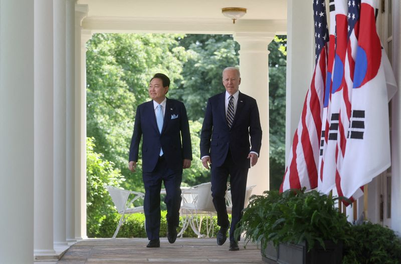 &copy; Reuters. U.S. President Joe Biden and South Korea's President Yoon Suk Yeol exit the Oval Office and walk up the West Wing colonnade to the Rose Garden to hold a joint news conference at the White House in Washington, U.S. April 26, 2023. REUTERS/Leah Millis