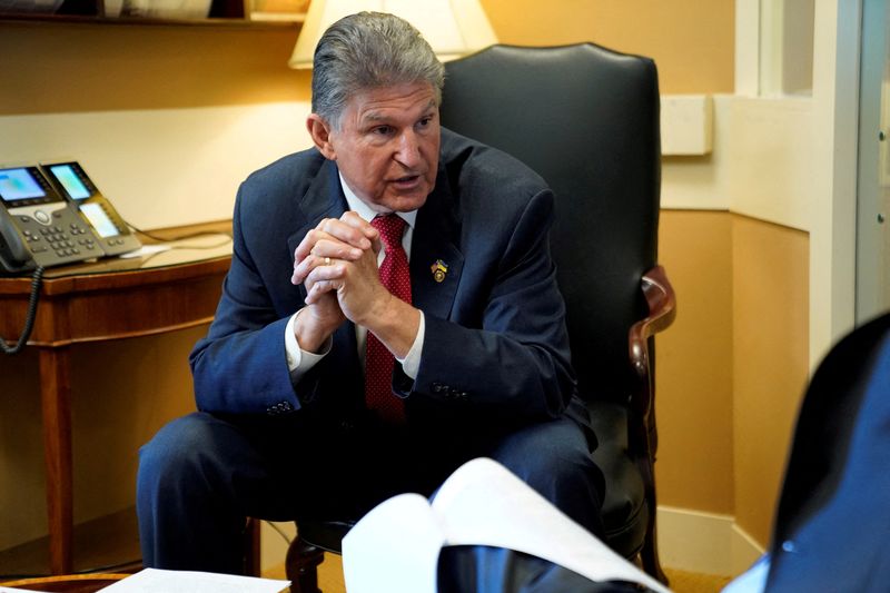 &copy; Reuters. FILE PHOTO: U.S. Senator Joe Manchin (D-WV) and U.S. Senator Michael Bennet (D-CO) (not pictured) talk before a press conference with other U.S senators to unveil legislation that would allow the Biden administration to "ban or prohibit" foreign technolog