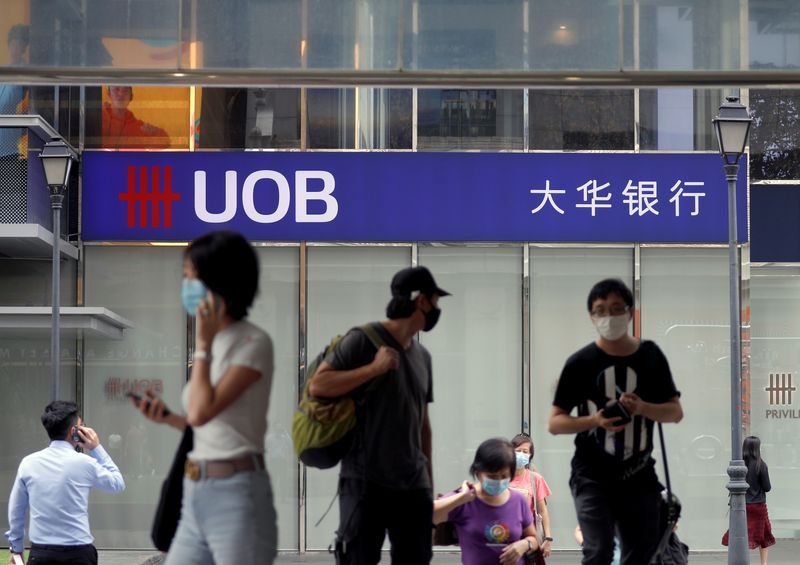 &copy; Reuters. People pass by a UOB bank branch in Singapore November 4, 2020. REUTERS/Edgar Su/File Photo
