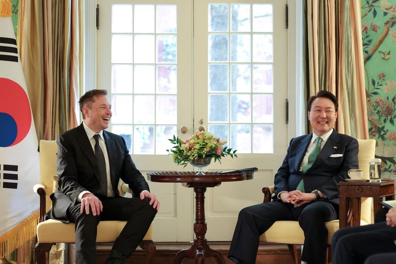 © Reuters. South Korea's President Yoon Suk Yeol meets with Elon Musk, CEO of SpaceX, Tesla and Twitter, in Washington, U.S., April 26, 2023.   Yonhap via REUTERS   