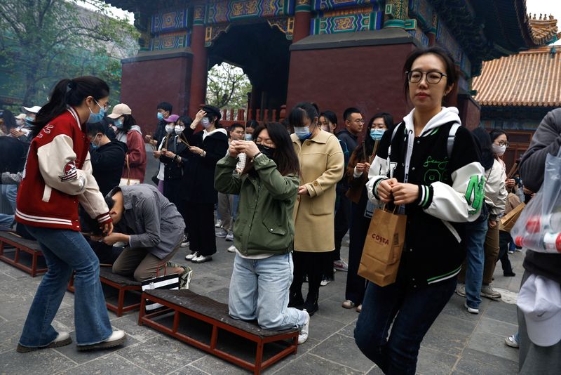 © Reuters. People burn incense sticks to pray for good fortune at Lama Temple, in Beijing, China April 22, 2023. REUTERS/Tingshu Wang