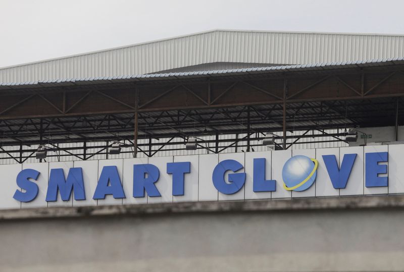 © Reuters. FILE PHOTO: The logo of Smart Glove, a rubber glove manufacturer, is displayed at its facility in Klang, Malaysia April 27, 2023. REUTERS/Hasnoor Hussain