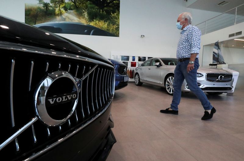 &copy; Reuters. FILE PHOTO: An employee at a Volvo car dealer wearing a protective mask is seen in the show room, amid the coronavirus disease (COVID-19) outbreak in Brussels, Belgium May 28, 2020. REUTERS/Yves Herman