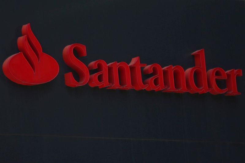 &copy; Reuters. FOTO DE ARCHIVO: El logotipo de Santander en una sucursal del banco en Ciudad de México, México, el 12 de abril de 2019. REUTERS/Edgard Garrido