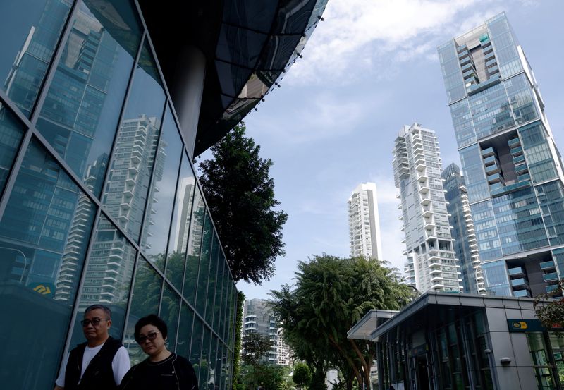 &copy; Reuters. FILE PHOTO: A view of private residential condominium properties at the Orchard district in Singapore April 27, 2023. REUTERS/Edgar Su