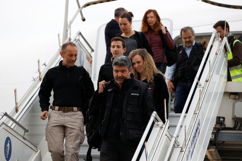 &copy; Reuters. مواطنون يحملون الجنسية الفرنسية وأشخاص من جنسيات أوروبية أخرى تم إجلاؤهم من السودان عبر جيبوتي يصلون إلى مطار شارل ديجول بالقرب من باريس يو