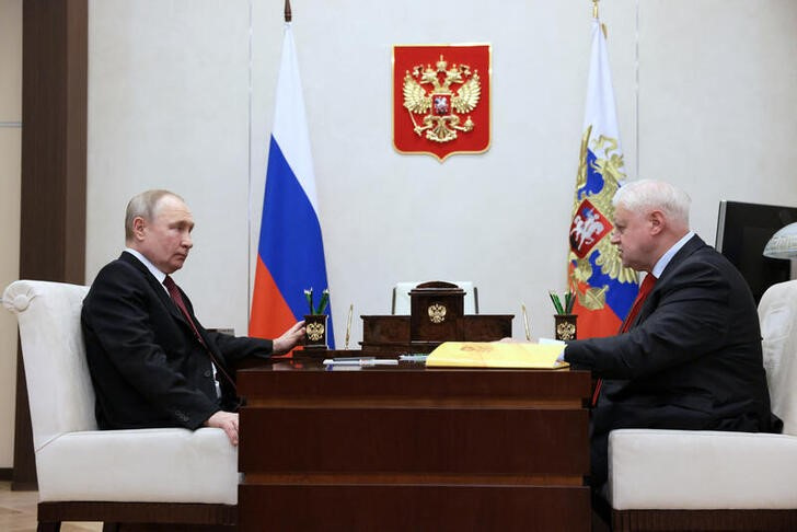 © Reuters. FILE PHOTO: Russian President Vladimir Putin meets with Head of the Just Russia For Truth party Sergei Mironov at the Novo-Ogaryovo state residence outside Moscow, Russia February 14, 2023. Sputnik/Mikhail Metzel/Pool via REUTERS