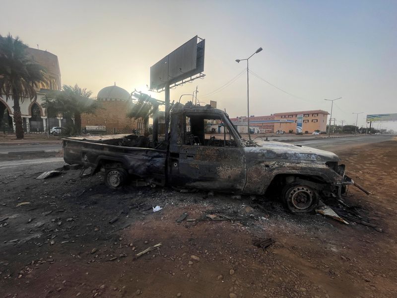 &copy; Reuters. مركبة محترقة في الخرطوم يوم الاثنين. تصوير: الطيب صديق – رويترز.