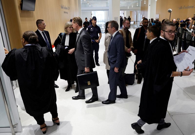 &copy; Reuters. Photo d'avocats et de membres de familles de victimes le jour du procès concernant le crash du Rio-Paris. /Photo prise le 10 octobre 2022 à Paris, France/REUTERS/Gonzalo Fuentes