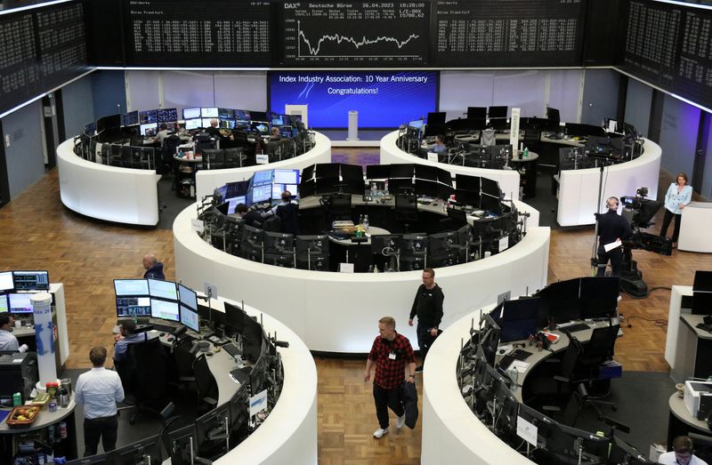 &copy; Reuters. شاشة تعرض بيانات الأسهم الألمانية في بورصة فرانكفورت يوم الاثنين. تصوير رويترز.