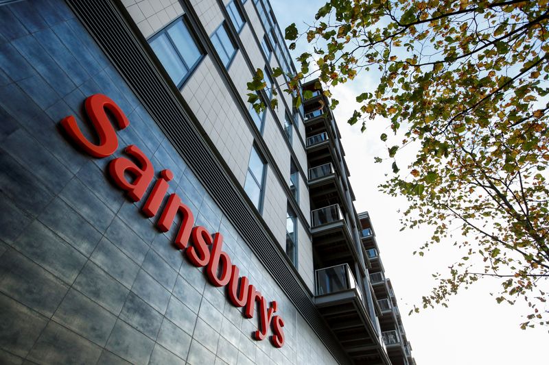 &copy; Reuters. Photo du logo de Sainsbury's. /Photo prise le 5 novembre 2020 à Milton Keynes, Grande-Bretagne/REUTERS/Andrew Boyers