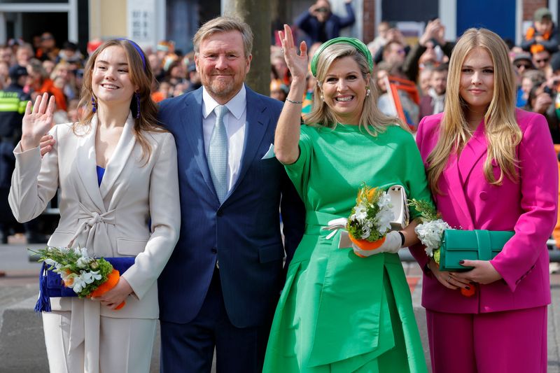 &copy; Reuters. King Willem-Alexander and Queen Maxima of the Netherlands pose with their daughters, Princess Ariane and Princess Catharina-Amalia, during King's Day (Koningsdag) in Rotterdam, Netherlands, April 27, 2023. REUTERS/Piroschka van de Wouw