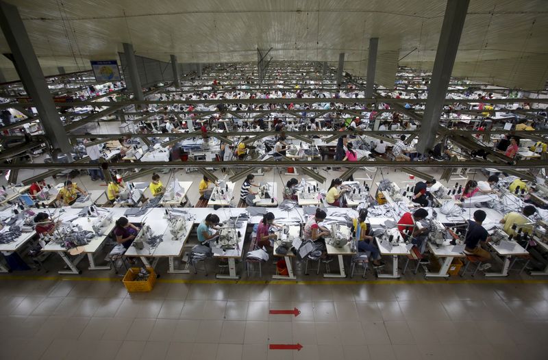 &copy; Reuters. FILE PHOTO: Labourers work at a garment factory in Bac Giang province, near Hanoi October 21, 2015. Vietnam's textiles and footwear would gain strongly from the TPP, after exports of $31 billion last year for brands such as Nike, Adidas, H&M, Gap, Zara, A