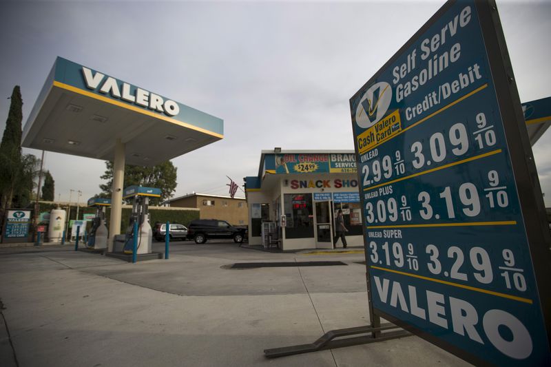 &copy; Reuters. FILE PHOTO: The prices at a Valero Energy Corp gas station are pictured in Pasadena, California October 27, 2015.  REUTERS/Mario Anzuoni