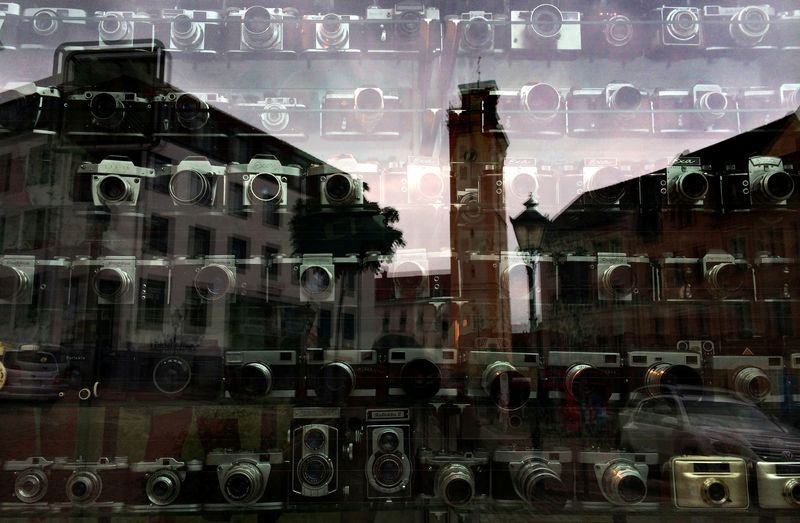 &copy; Reuters. Vintage cameras are on decorative display in the shop window of a photo studio in Altenburg, September 10, 2014.  REUTERS/Kai Pfaffenbach/File Photo           