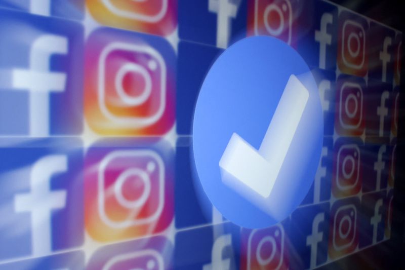 &copy; Reuters. FILE PHOTO:  A blue verification badge and the logos of Facebook and Instagram are seen in this picture illustration taken January 19, 2023. REUTERS/Dado Ruvic/Illustration