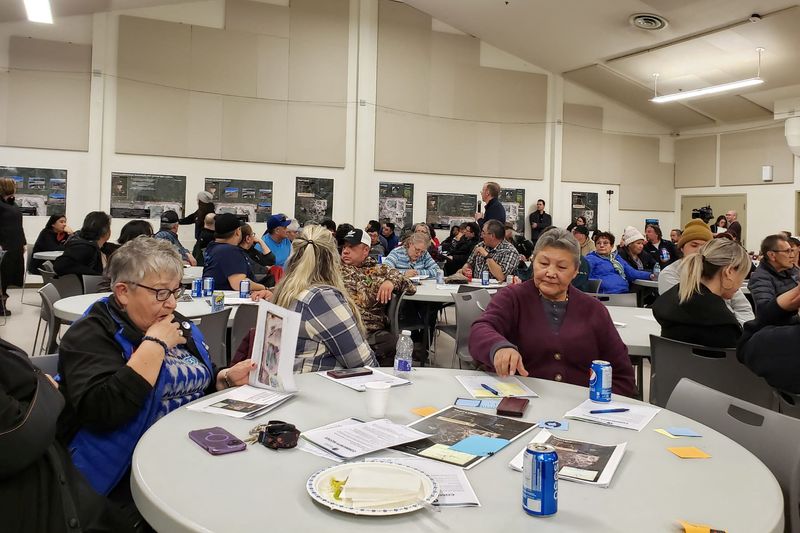 © Reuters. Members of the Athabasca Chipewyan First Nation attend a town hall organized by Imperial Oil to discuss a tailings leak at the Kearl Oil Sands site, in Fort Chipewyan, Alberta, March 22, 2023. Athabasca Chipewyan First Nation/Handout via REUTERS.