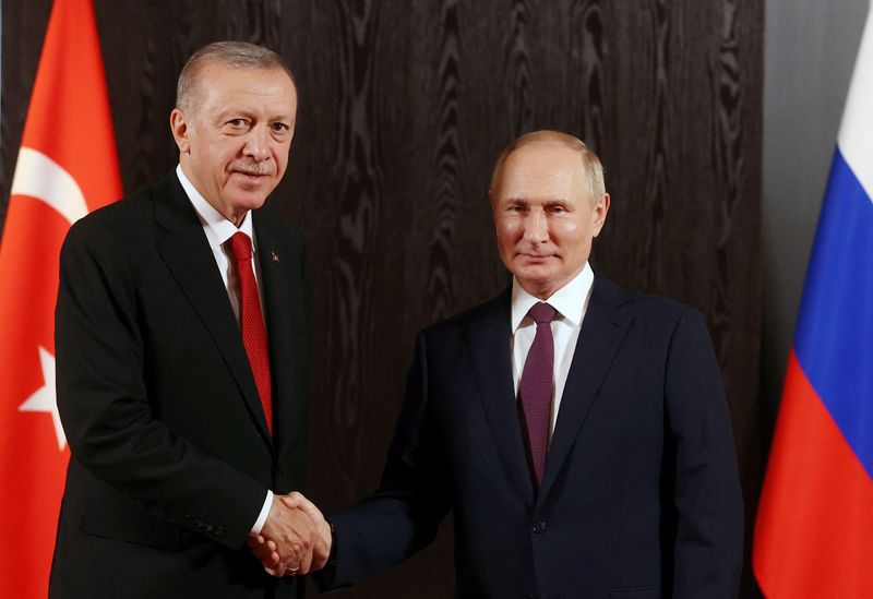 &copy; Reuters. الرئيس الروسي فلاديمير بوتين ونظيره التركي رجب طيب أردوغان خلال اجتماع على هامش قمة منظمة شنغهاي للتعاون في سمرقند بأوزبكستان يوم 16 سبتمبر 