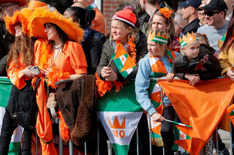 &copy; Reuters. محتفلون ينتظرون الملك فيليم ألكسندر وملكة هولندا ماكسيما خلال الاحتفال بيوم الملك في روتردام بهولندا يوم الخميس. تصوير: بيروشكا فان دي وو - 