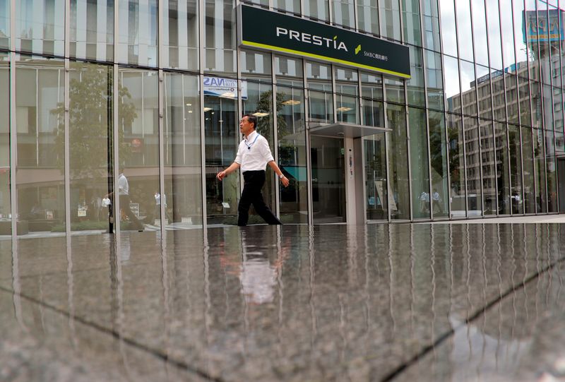 &copy; Reuters. FILE PHOTO: A man walks past a branch of Sumitomo Mitsui Banking Corp (SMBC) Trust Bank in Tokyo, Japan September 5, 2017. REUTERS/Kim Kyung-Hoon