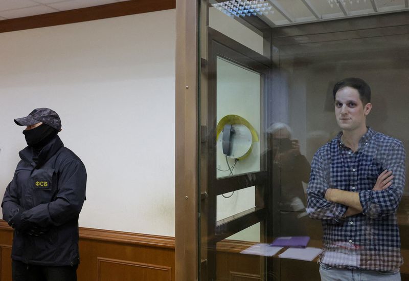 &copy; Reuters. مراسل صحيفة وول ستريت جورنال المحتجز في روسيا إيفان جيرشكوفيتش خلف جدار زجاجي أثناء جلسة استماع في المحكمة لنظر استئناف ضد اعتقاله في موسكو
