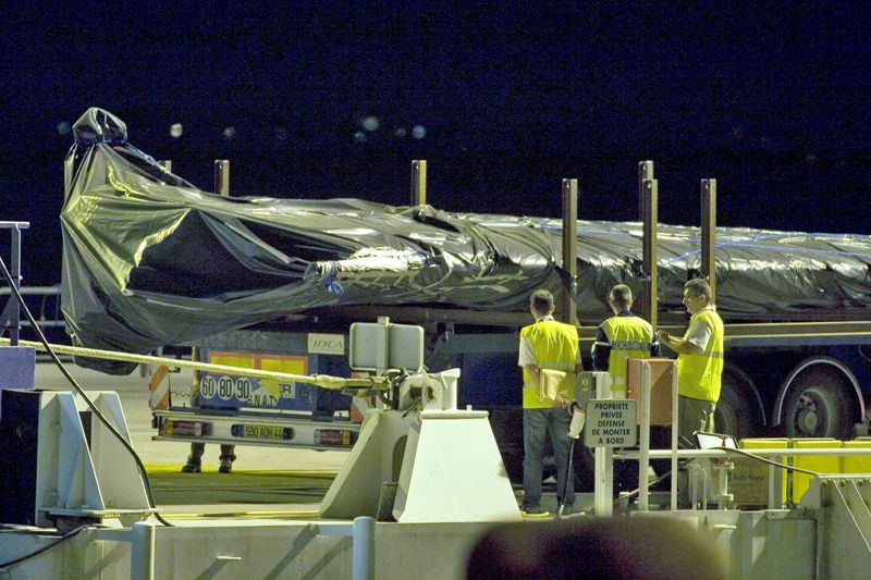 &copy; Reuters. Destroço do avião Airbus que fazia o voo AF447, da Air France, entre Rio de Janeiro e Paris, é descarregado de navio em Pauillac, no sudoeste da França
14/07/2009 REUTERS/Olivier Pon