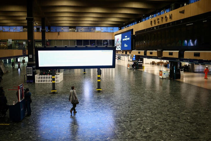 &copy; Reuters. Pessoa caminha perto de painel de chegadas e partidas em branco na estação de Euston, em Londres
05/01/2023 REUTERS/Henry Nicholls