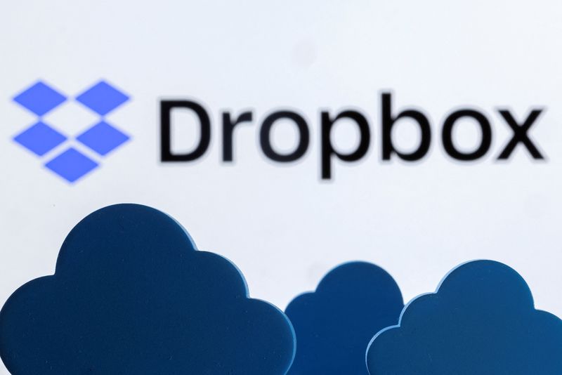 &copy; Reuters. FILE PHOTO: Clouds are seen in front of the Dropbox logo in this illustration taken February 27, 2022. REUTERS/Dado Ruvic/Illustration