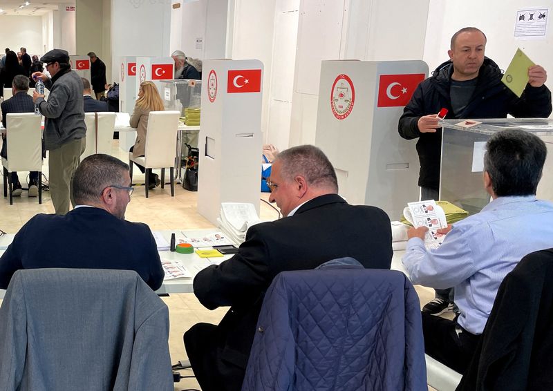 &copy; Reuters. مواطنون أتراك يعيشون في ألمانيا يدلون بأصواتهم في البعثات الدبلوماسية التركية يوم الخميس في ميونيخ للمشاركة في الانتخابات البرلمانية والر