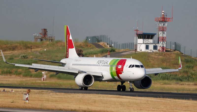 &copy; Reuters. Un avion de TAP Air Portugal à l'aéroport de Lisbonne. /Photo prise le 17 juillet 2020/REUTERS/Rafael Marchante