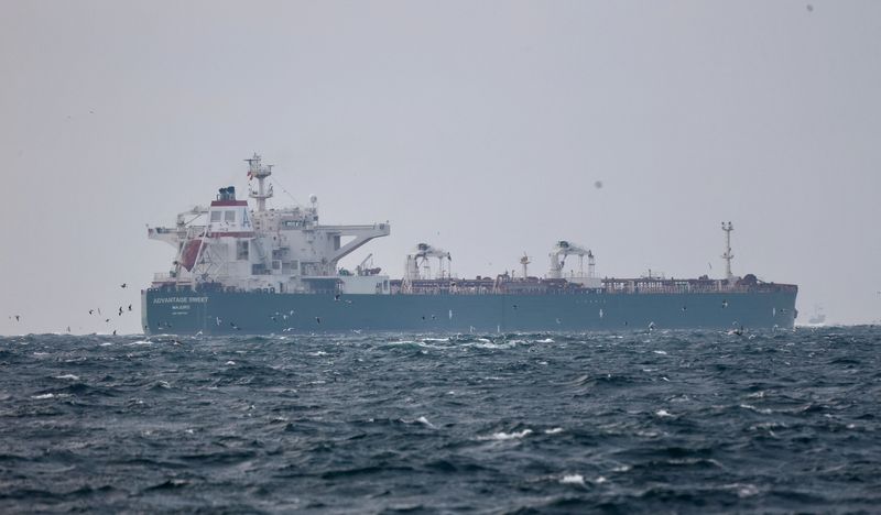 &copy; Reuters. FILE PHOTO: Marshall Islands-flagged oil tanker Advantage Sweet, which, according to Refinitiv ship tracking data, is a Suezmax crude tanker which had been chartered by oil major Chevron and had last docked in Kuwait, sails at Marmara sea near Istanbul, T