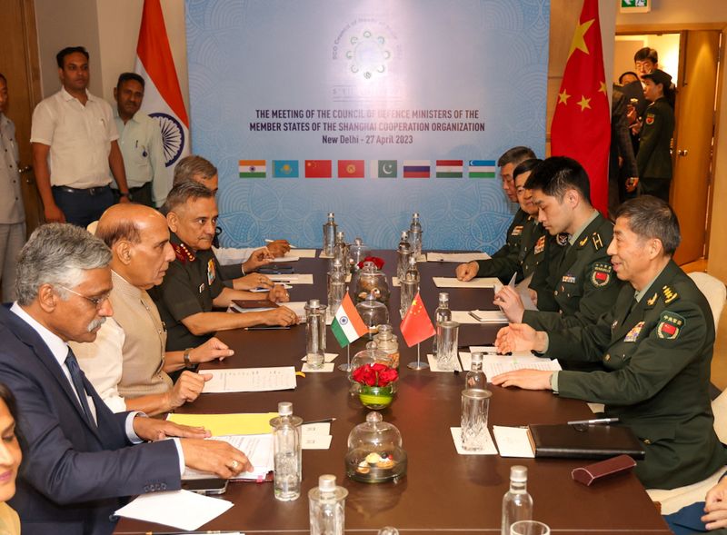&copy; Reuters. Chinese Defence Minister Li Shangfu and his Indian counterpart Rajnath Singh along with their officials are pictured during their meeting at the Shanghai Cooperation Organisation (SCO) meet in New Delhi, India, April 27, 2023. Indian Ministry of Defence/H