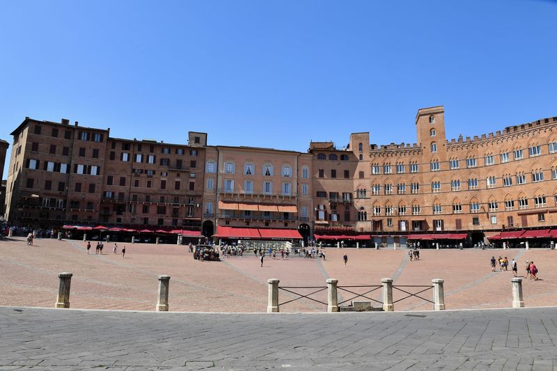 &copy; Reuters. FILE PHOTO: General view of Piazza del Campo, in the small Tuscan town of Siena, home to the oldest bank in the world, the Monte dei Paschi di Siena (MPS) which faces massive layoffs as part of a planned corporate merger, in Siena, Italy, August 11, 2021.