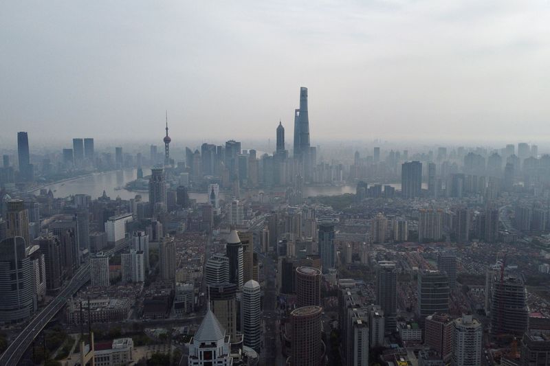&copy; Reuters. FILE PHOTO: An aerial view shows the Lujiazui financial district and other buildings along the Huangpu river amid a lockdown to contain the spread of the coronavirus disease (COVID-19) in Shanghai, China March 30, 2022. Picture taken with a drone. REUTERS