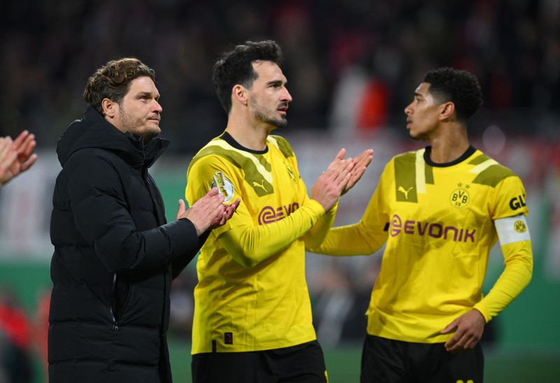 &copy; Reuters. Técnico do Borussia Dortmund, Edin Terzic, ao lado de Mats Hummels e Jude Bellingham após partida contra o RB Leipzig pela Copa da Alemanha
05/04/2023 REUTERS/Annegret Hilse