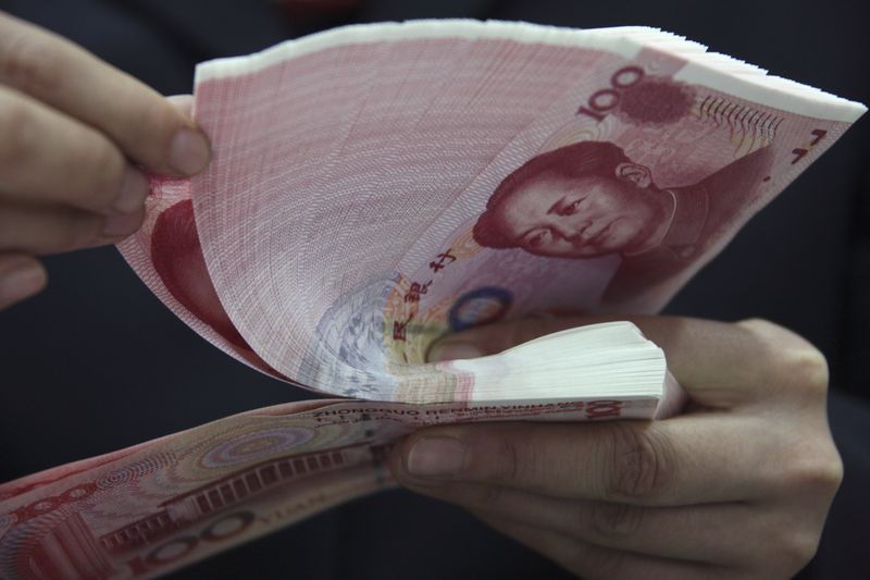 © Reuters. FILE PHOTO: An employee counts yuan banknotes at a branch of Industrial and Commercial Bank of China (ICBC) in Huaibei, Anhui province February 17, 2011. REUTERS/Stringer/File Photo 