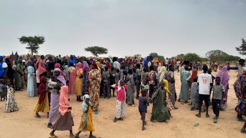 © Reuters. Sudanese people, who fled the violence in their country and newly arrived, wait to be registered at the camp near the border between Sudan and Chad in Adre, Chad April 26, 2023. REUTERS/Mahamet Ramdane