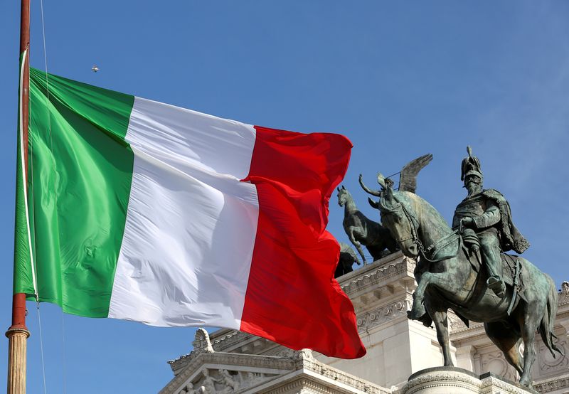 &copy; Reuters. Le drapeau italien flotte devant l'"Altare della Patria" également connu sous le nom de "Vittoriano" dans le centre de Rome. /Photo prise le 23 mars 2016/REUTES/Stefano Rellandini