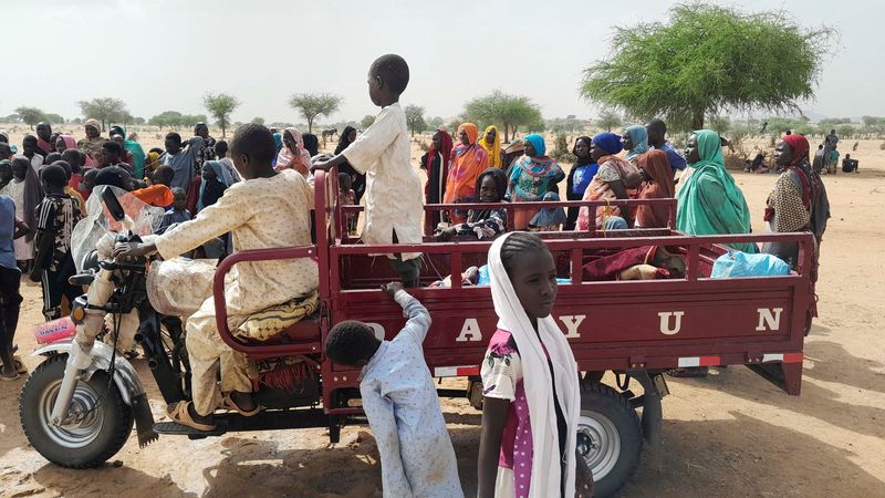 © Reuters. مواطنون سودانيون هربوا من العنف في بلدهم إلى تشاد في صورة يوم الخميس. تصوير: محمد رمضان - رويترز. 