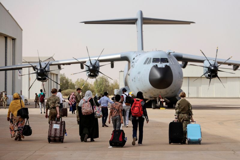&copy; Reuters. مواطنون بريطانيون في طريقهم لركوب طائرة عسكرية من السودان يوم الخميس. صورة من وزارة الدفاع البريطانية. 