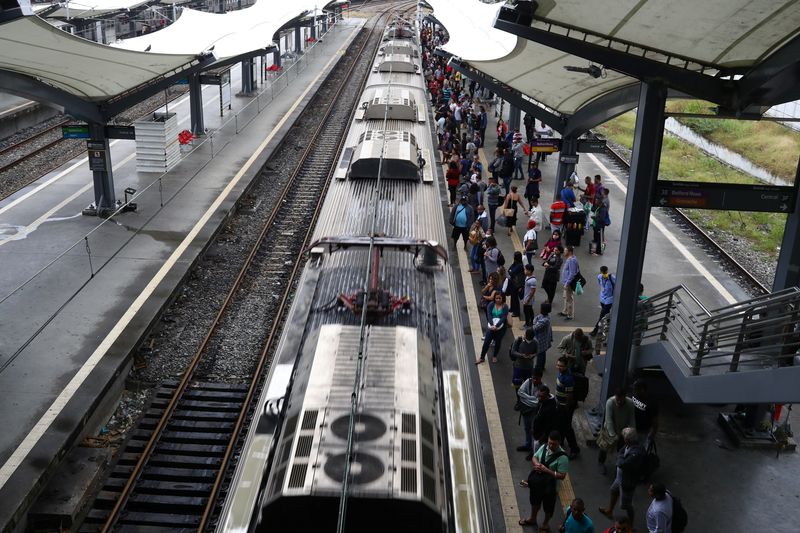 © Reuters. Passageiros esperam por trem na estação do Maracanã, no Rio de Janeiro
09/04/2020
REUTERS/Pilar Olivares
