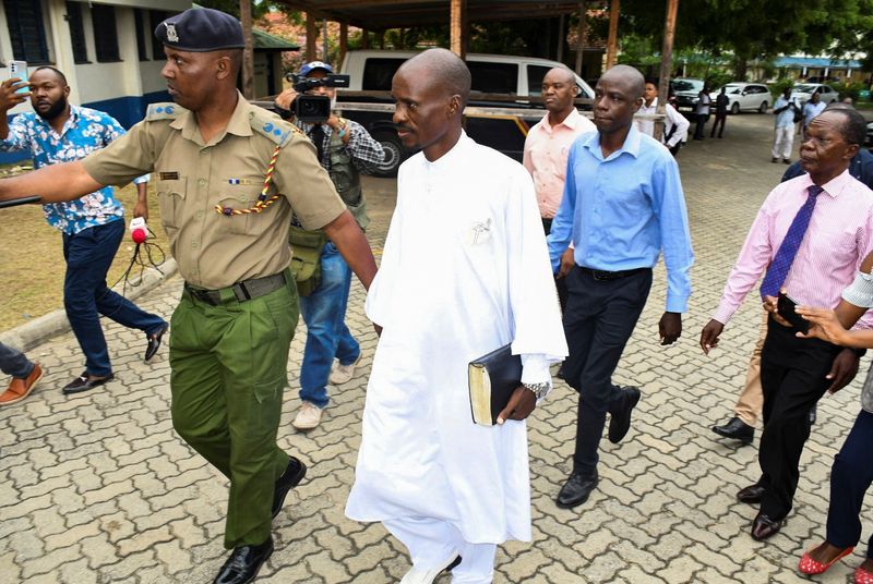 &copy; Reuters. Detetives conduzem o pastor Ezekiel Ombok Odero, investigado por envolvimento na morte de seus seguidores, em Mombasa, Quênia
27/04/2023
REUTERS/Stringer