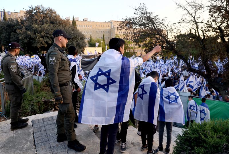 &copy; Reuters. Manifestantes de direita participam de manifestação a favor de reforma judicial planejada em Jerusalém
27/04/2023
REUTERS/Ronen Zvulun